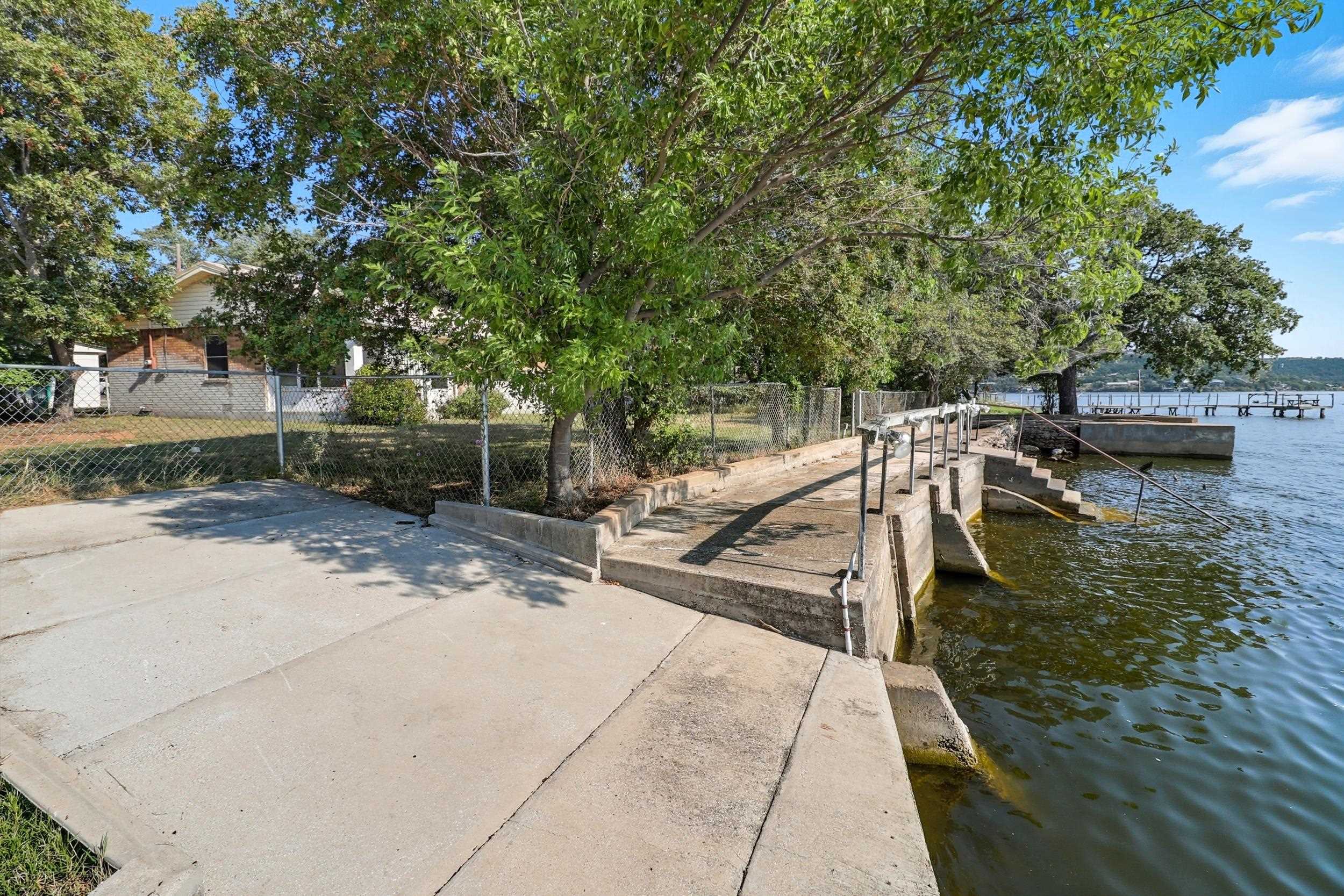 601 Lakeshore Loop