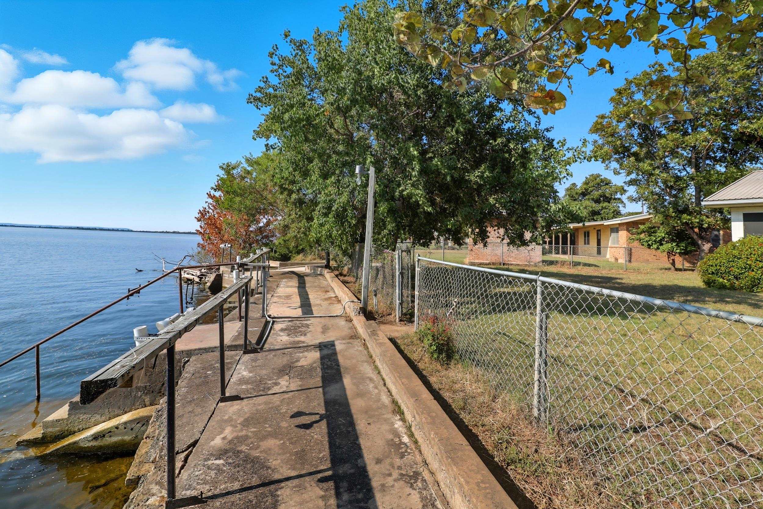 601 Lakeshore Loop