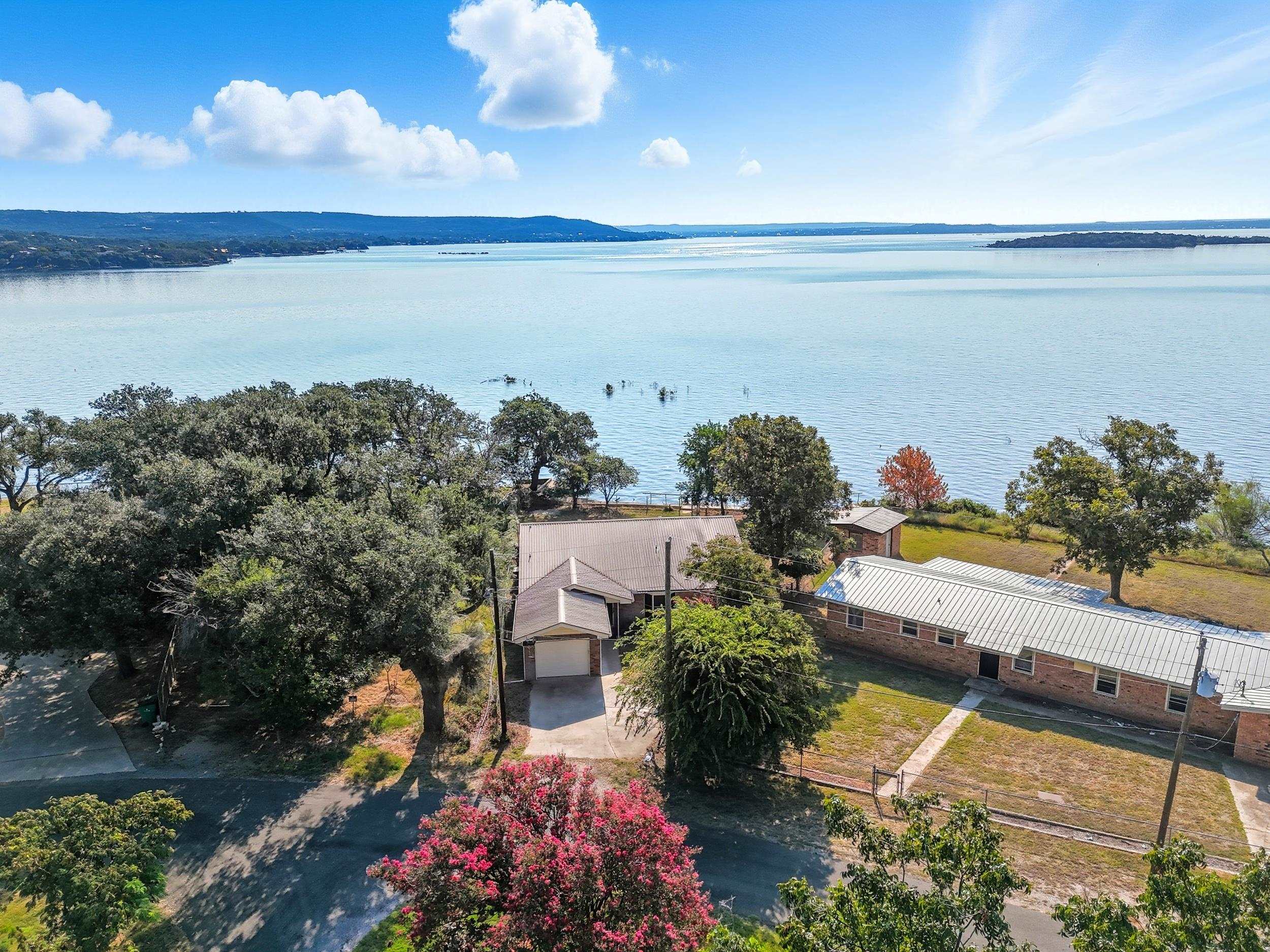 601 Lakeshore Loop