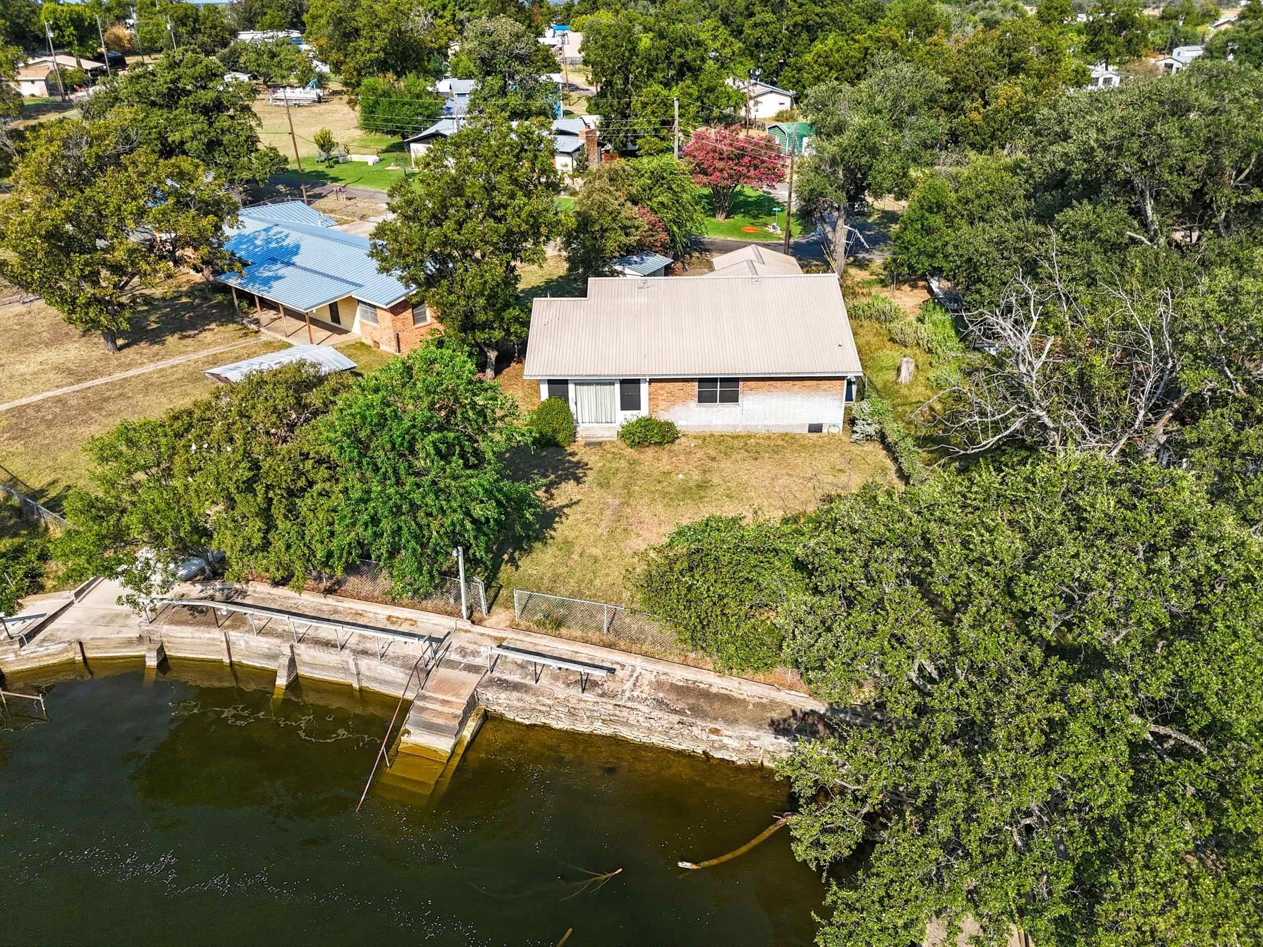 601 Lakeshore Loop