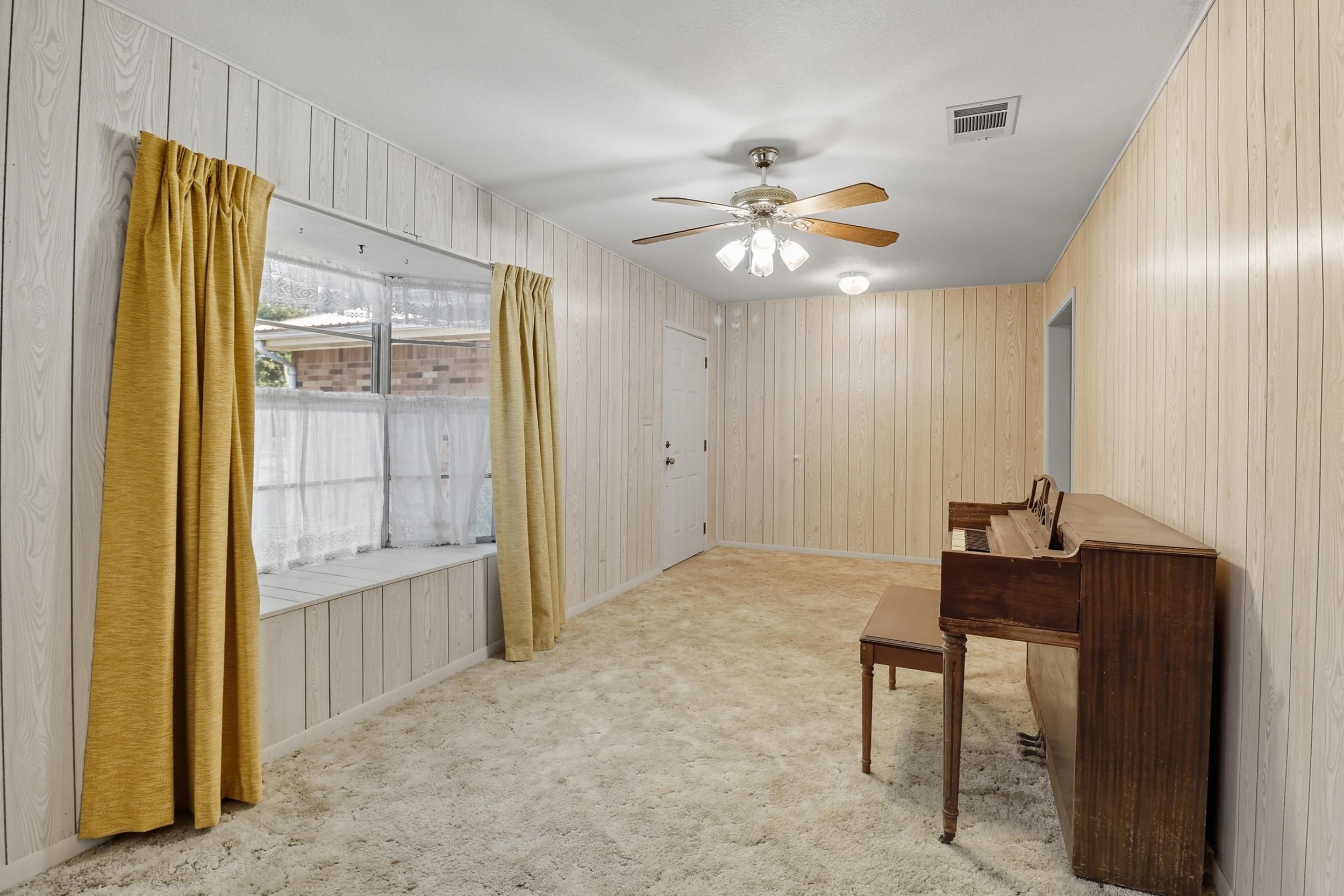 601 Lakeshore Loop