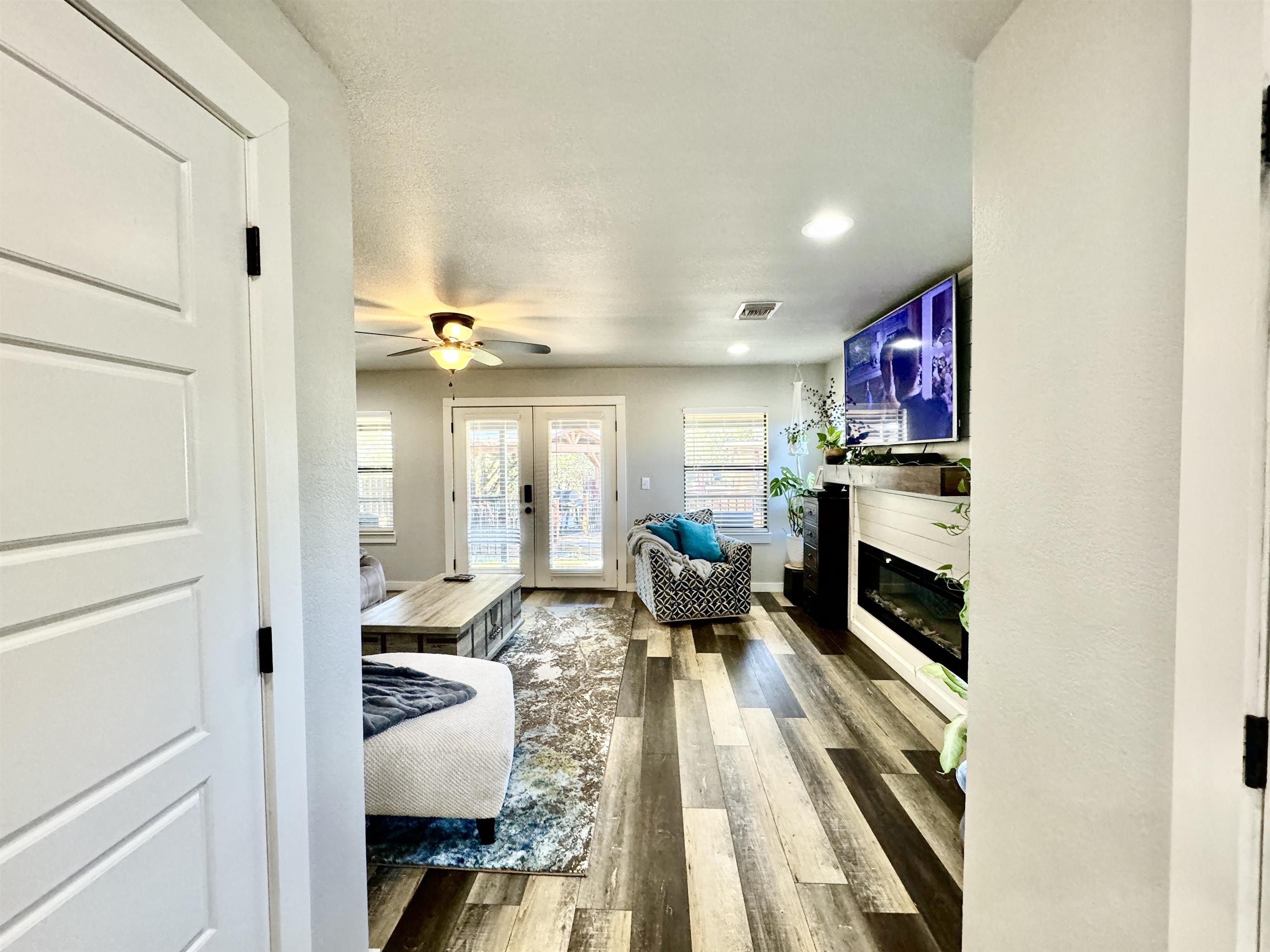 800 Lakeway