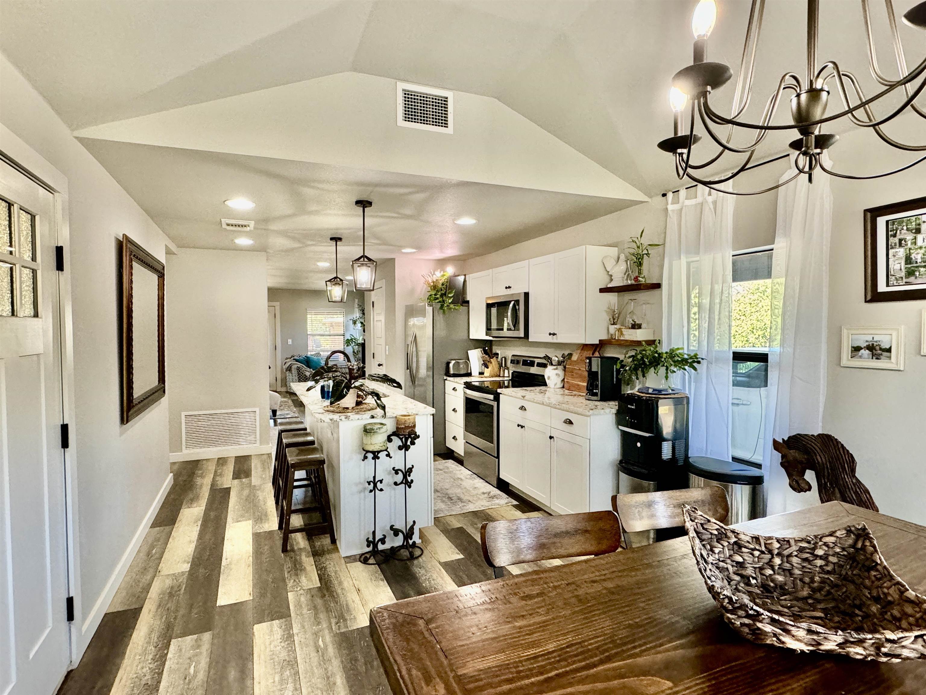 800 Lakeway