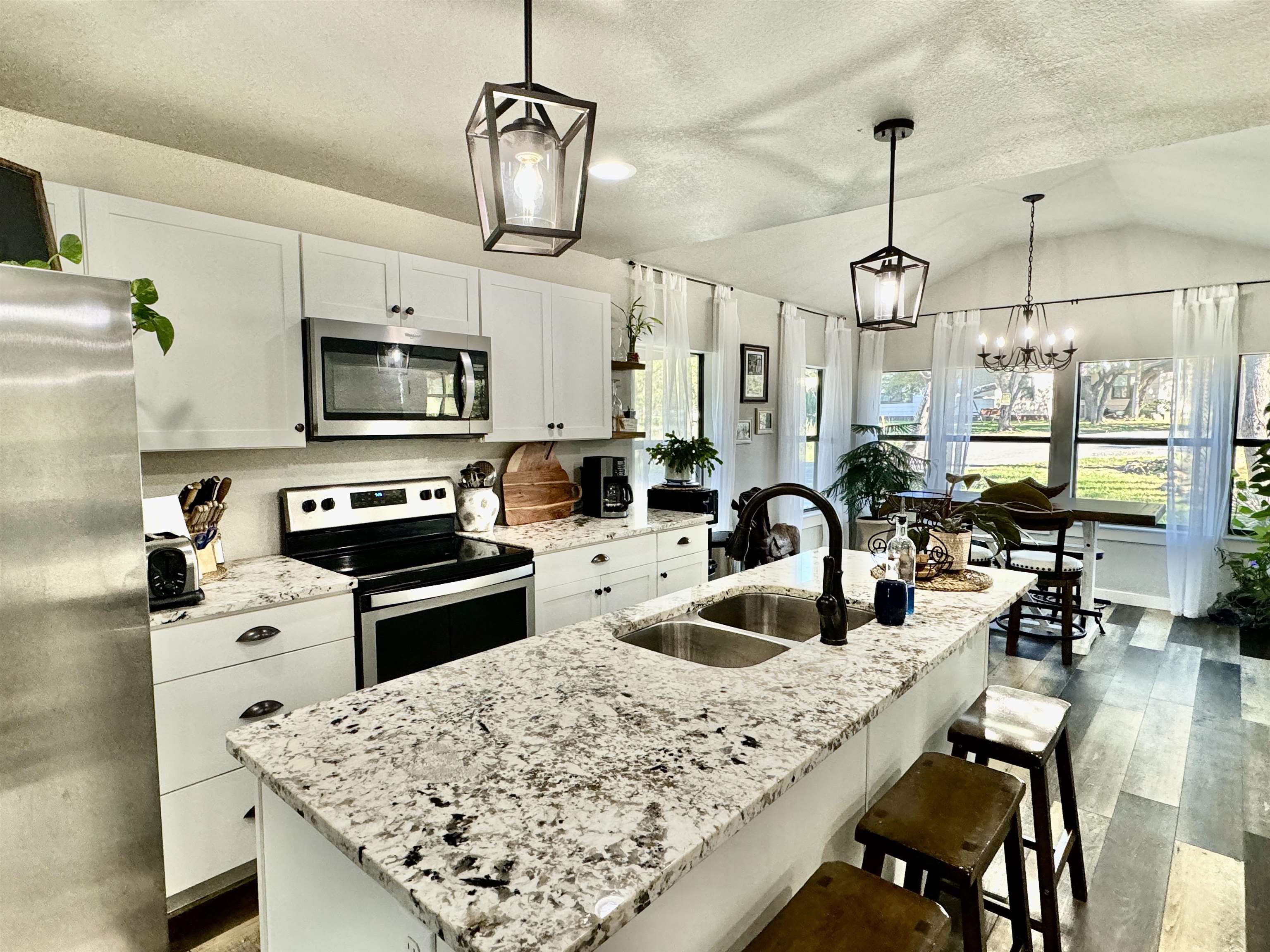 800 Lakeway