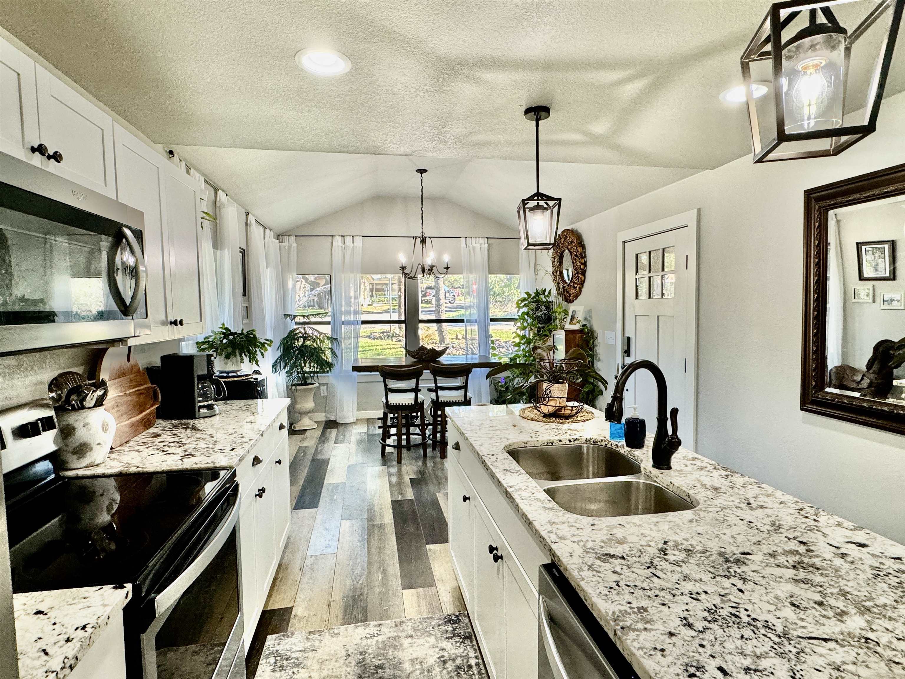 800 Lakeway