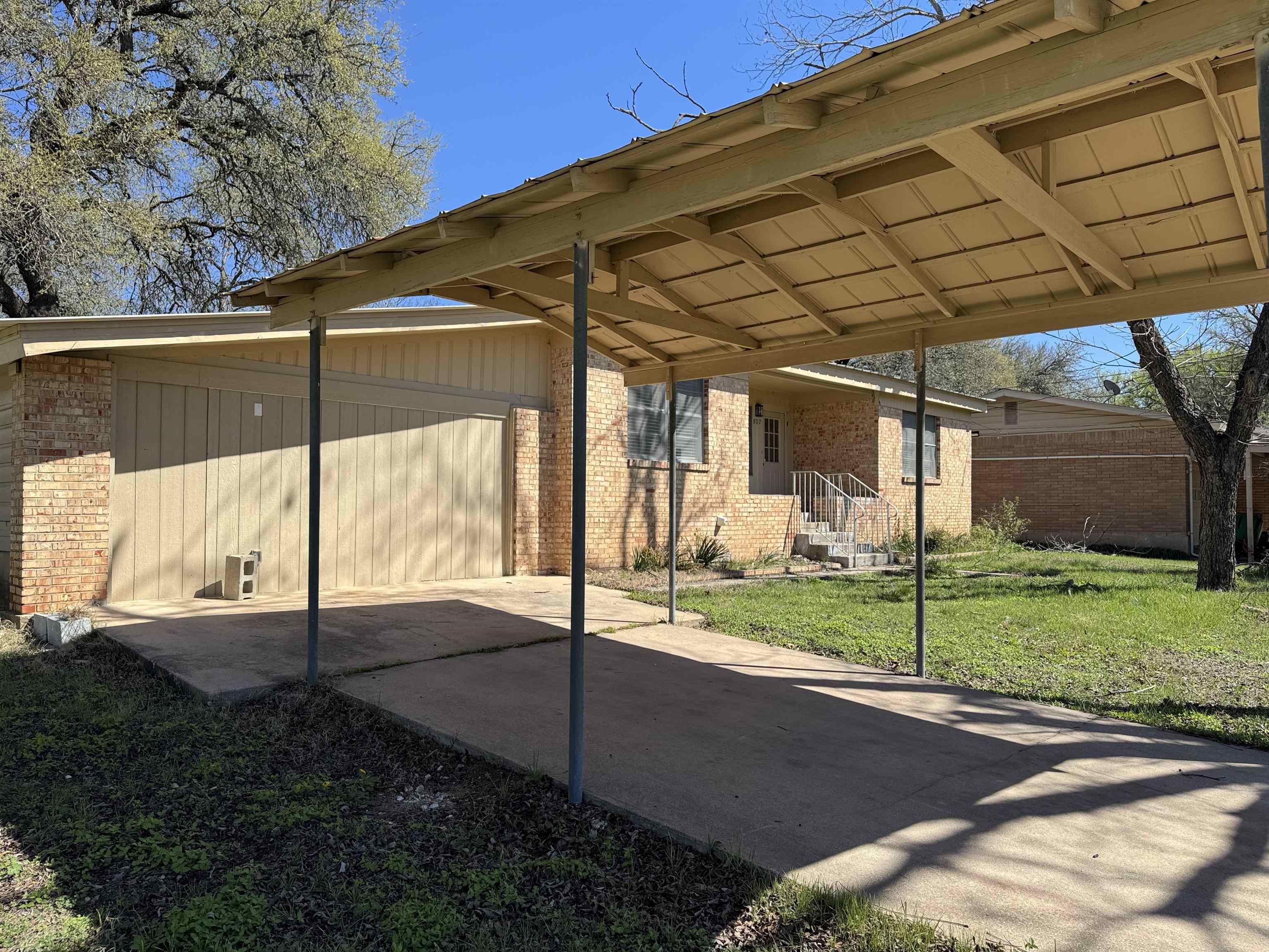 807 N West
