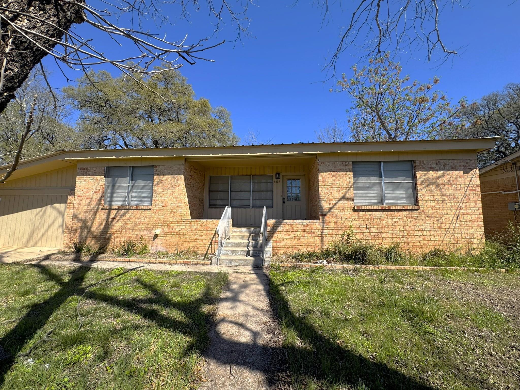 807 N West