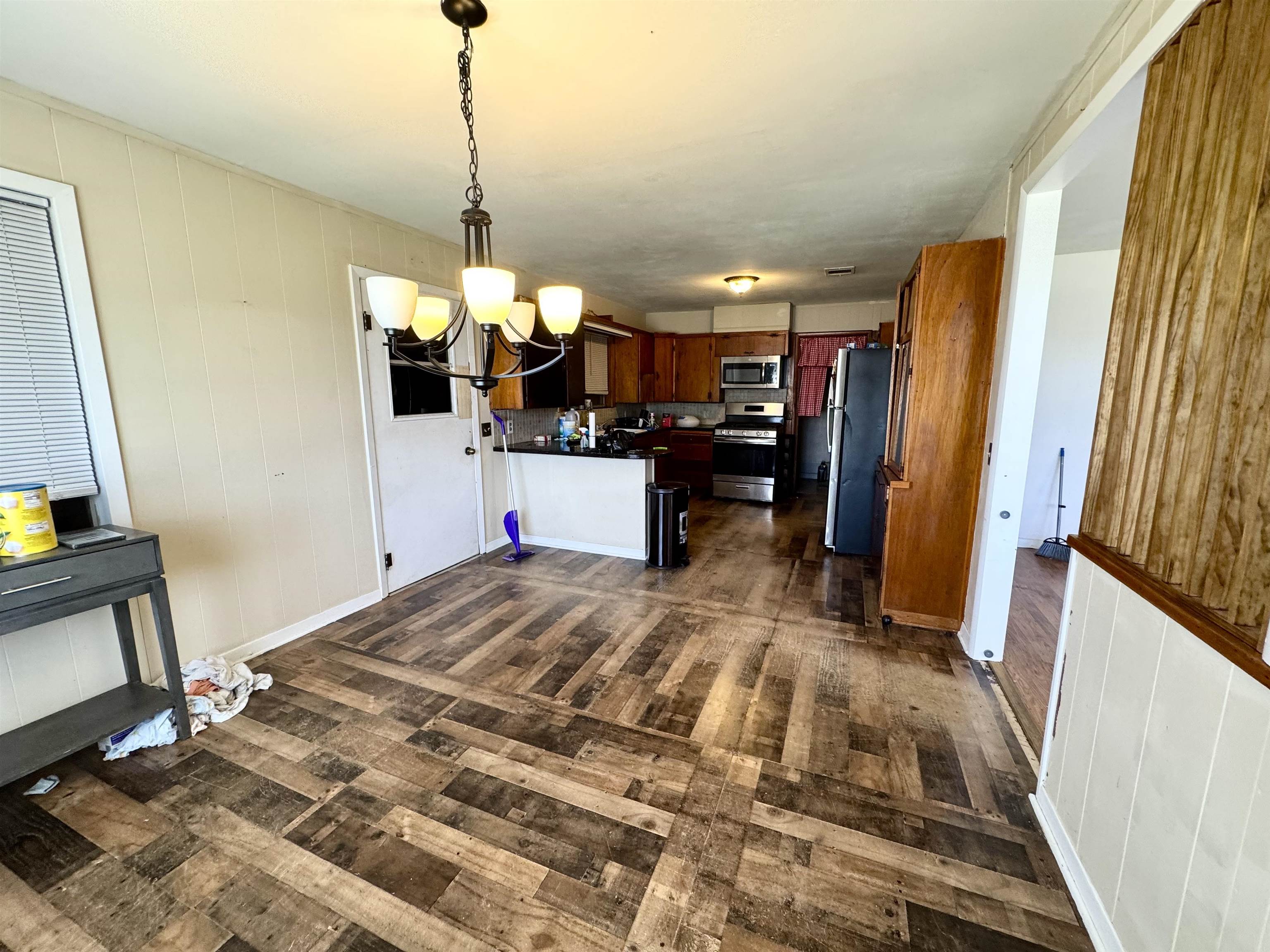 807 N West