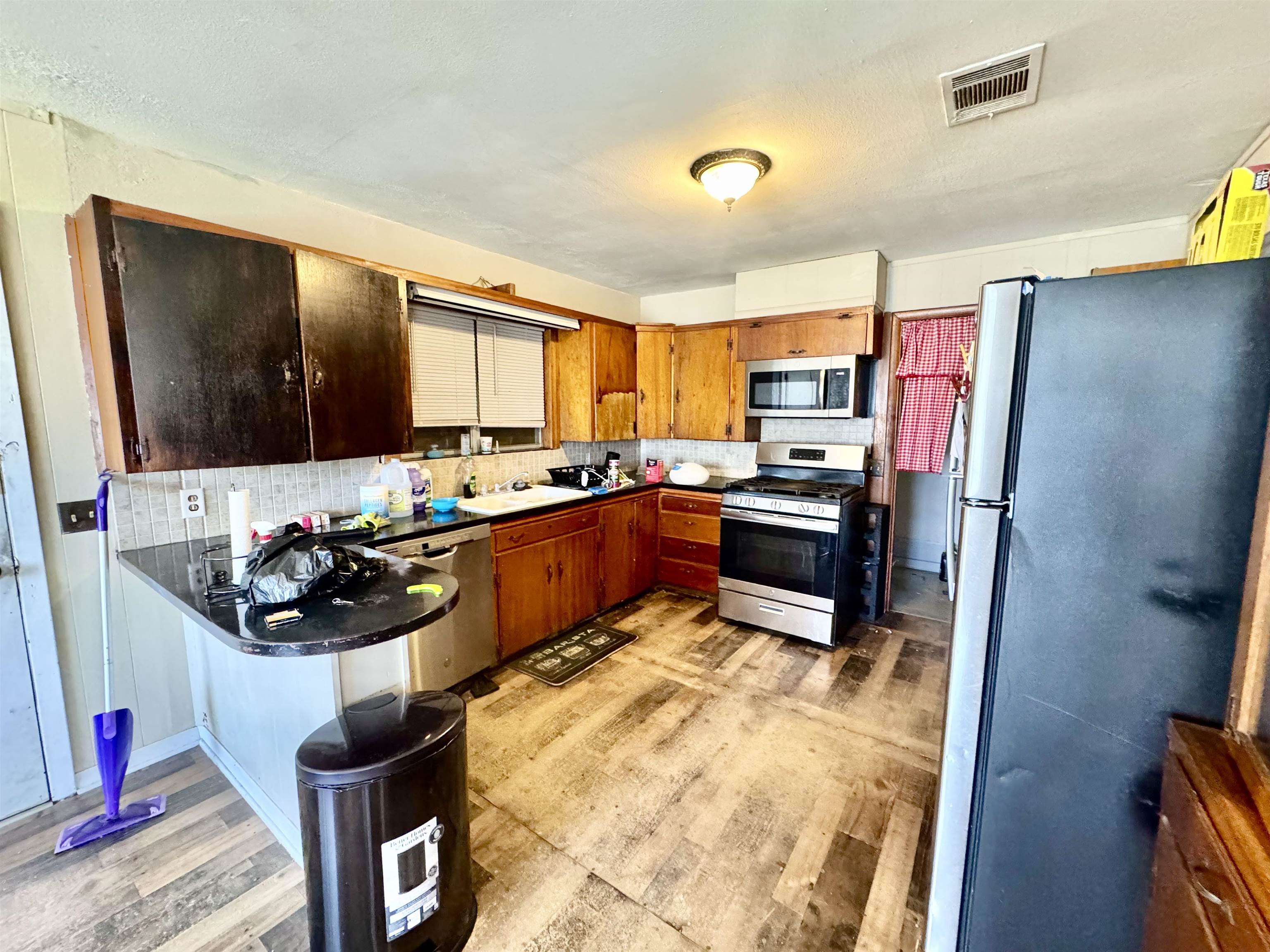 807 N West