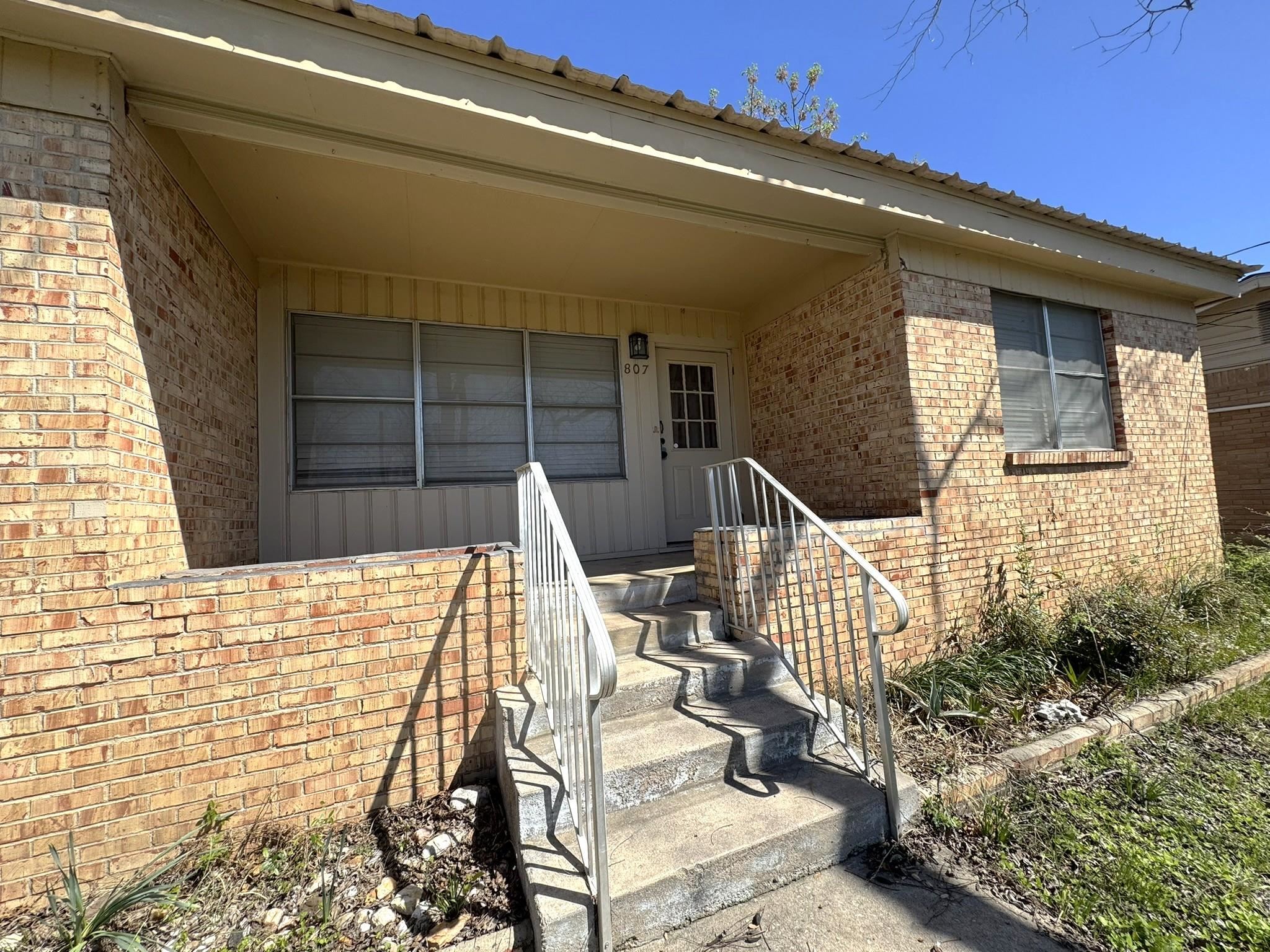 807 N West