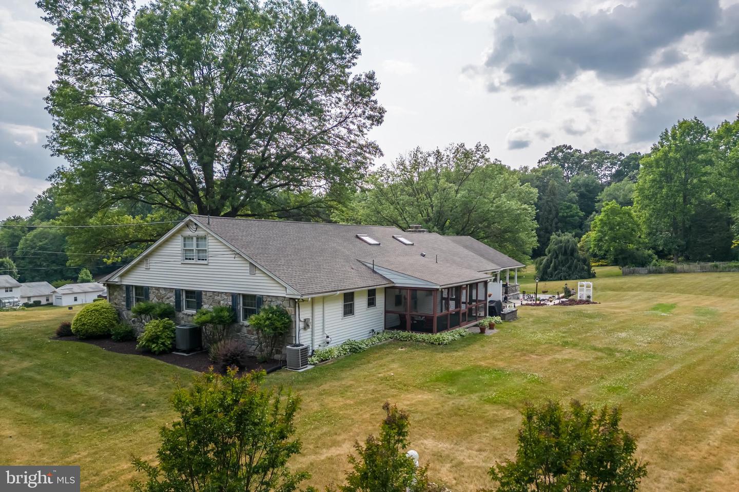 1025 Davis Ln