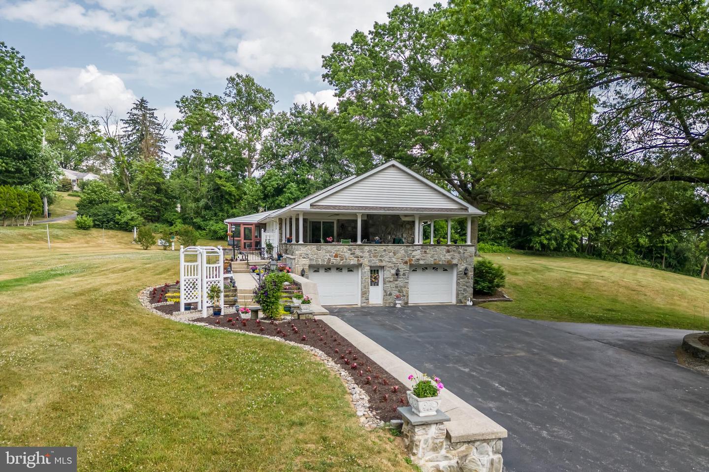 1025 Davis Ln
