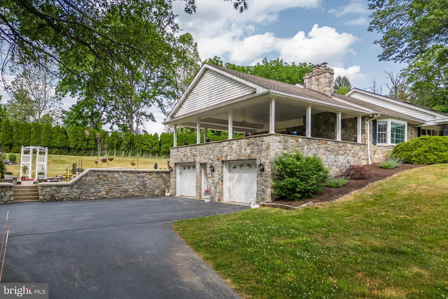 1025 Davis Ln