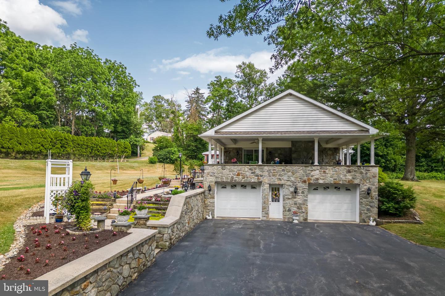 1025 Davis Ln