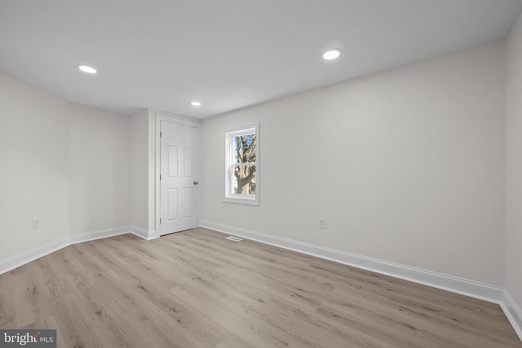 469 W Avondale Rd