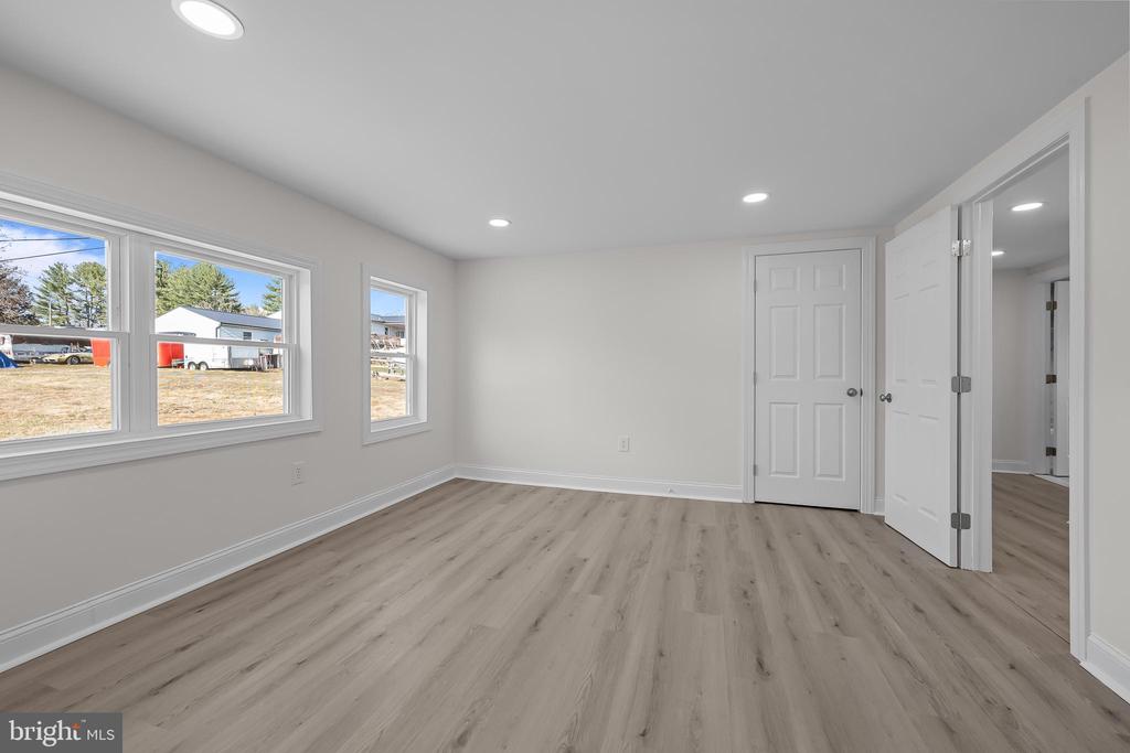 469 W Avondale Rd