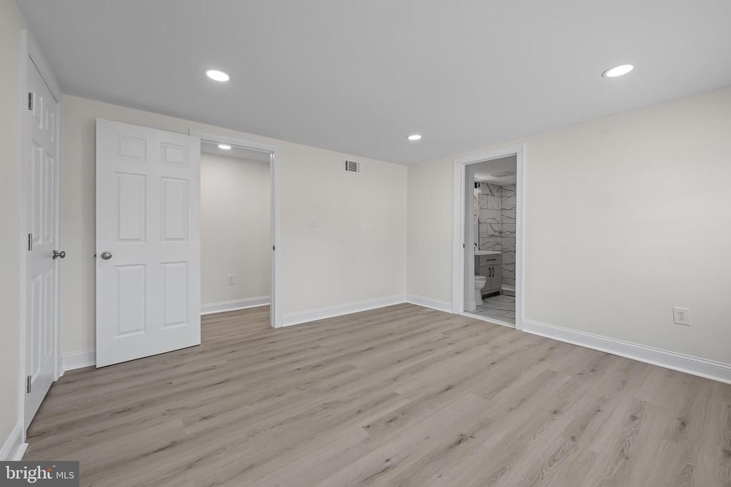 469 W Avondale Rd