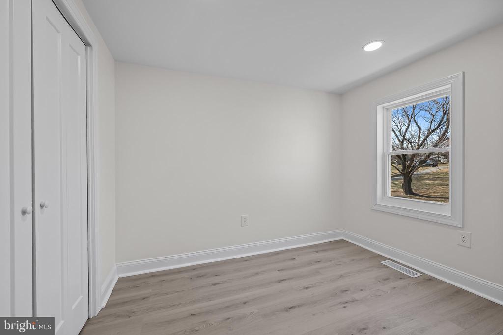 469 W Avondale Rd