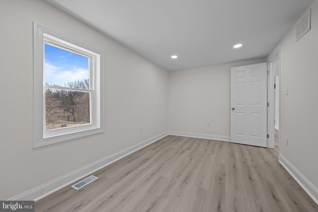 469 W Avondale Rd