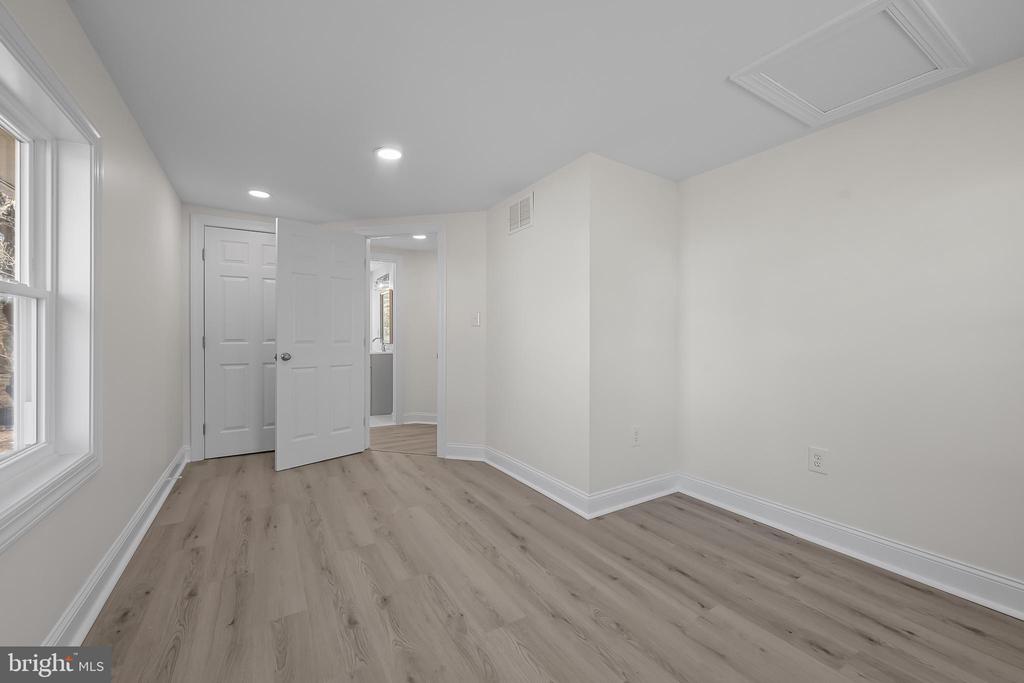 469 W Avondale Rd