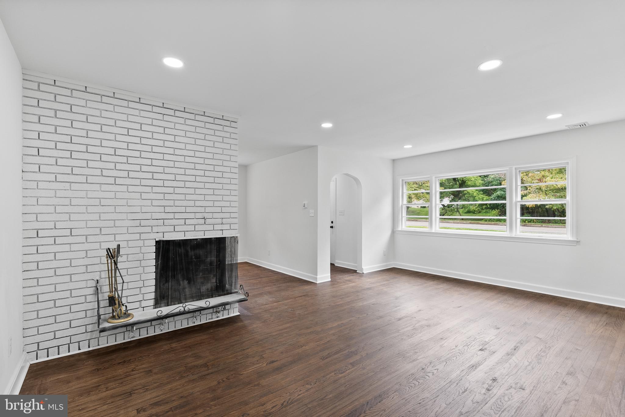 221 E Mount Kirk Ave