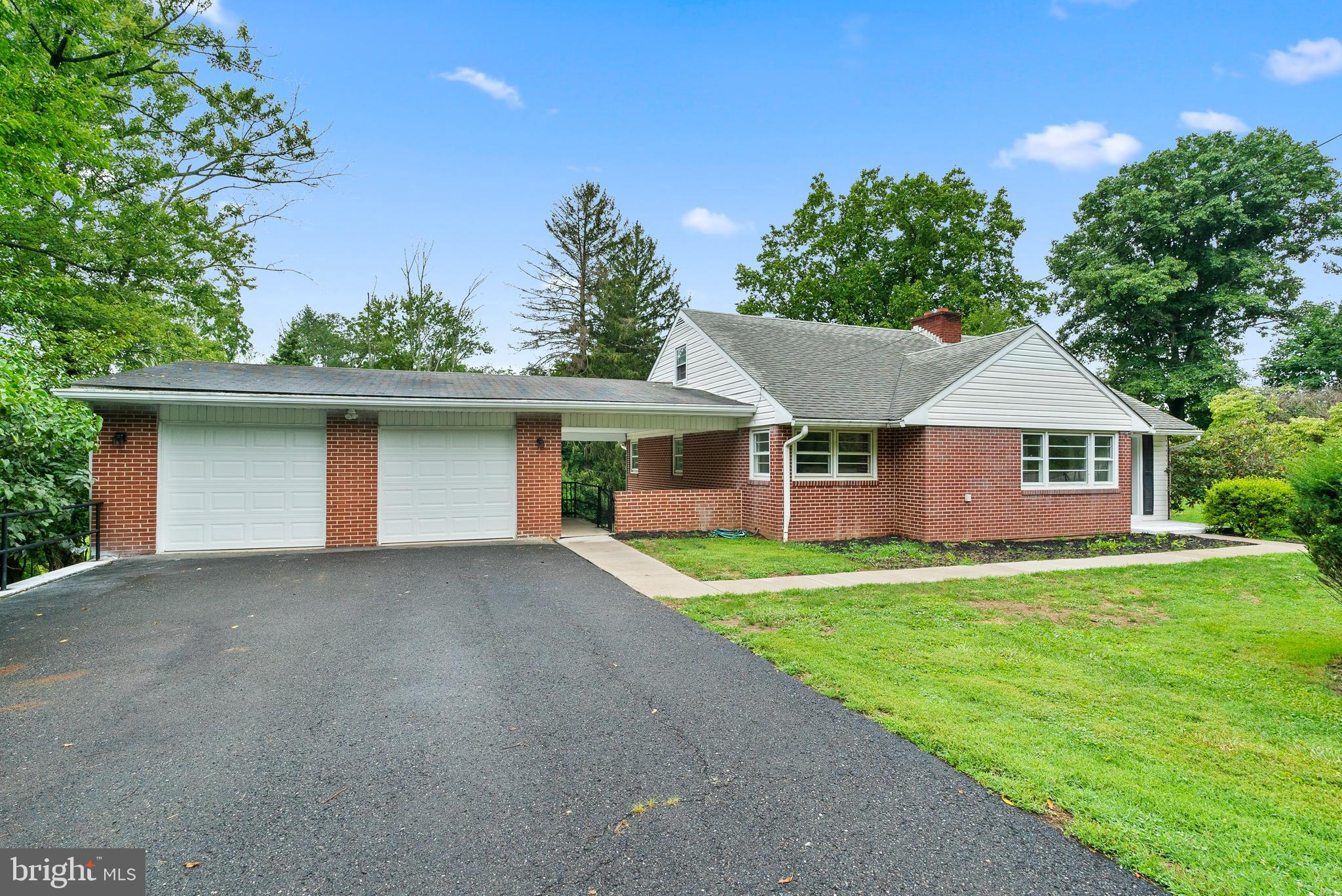 221 E Mount Kirk Ave