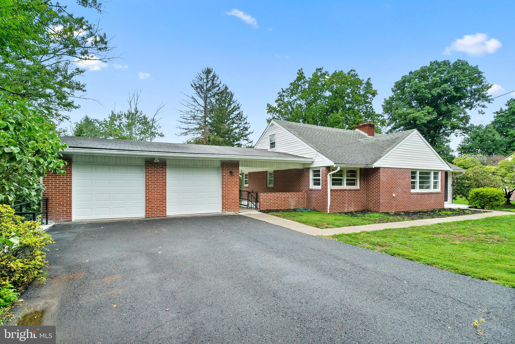 221 E Mount Kirk Ave