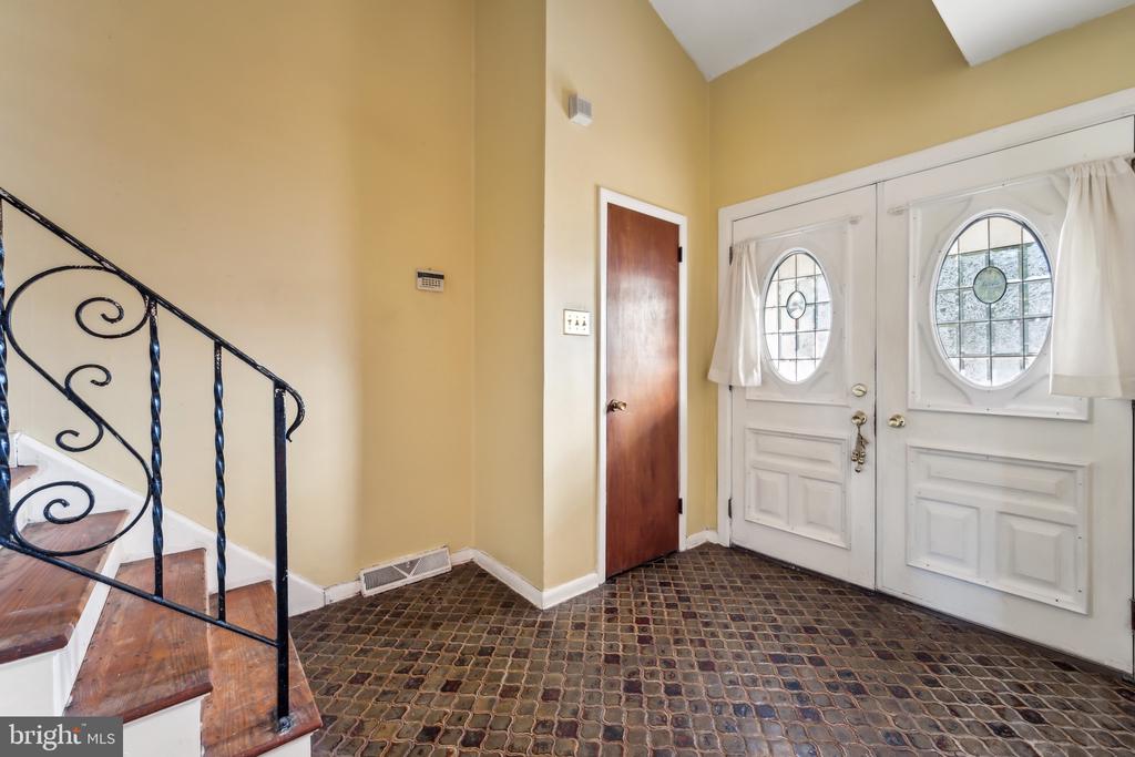 116 COLONIAL ROAD