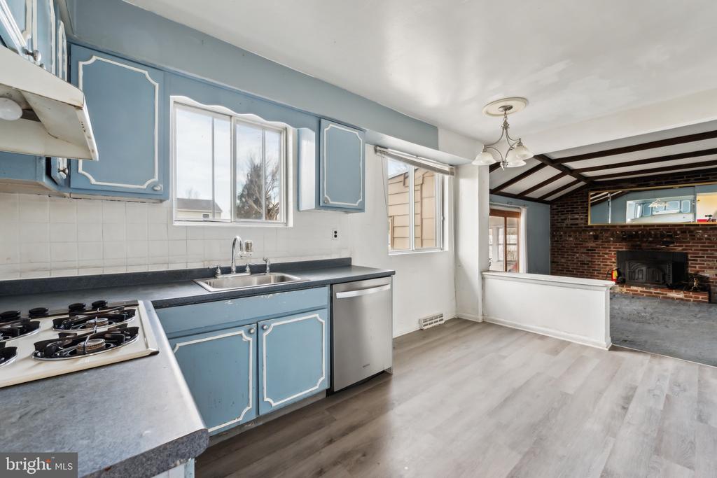 116 COLONIAL ROAD