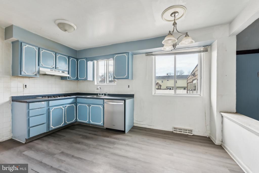 116 COLONIAL ROAD