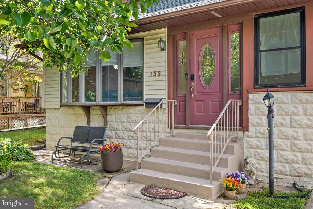 133 W LAKE AVENUE
