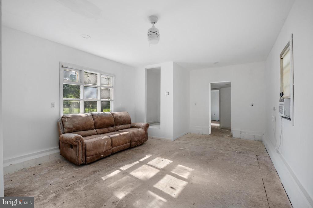 133 W LAKE AVENUE