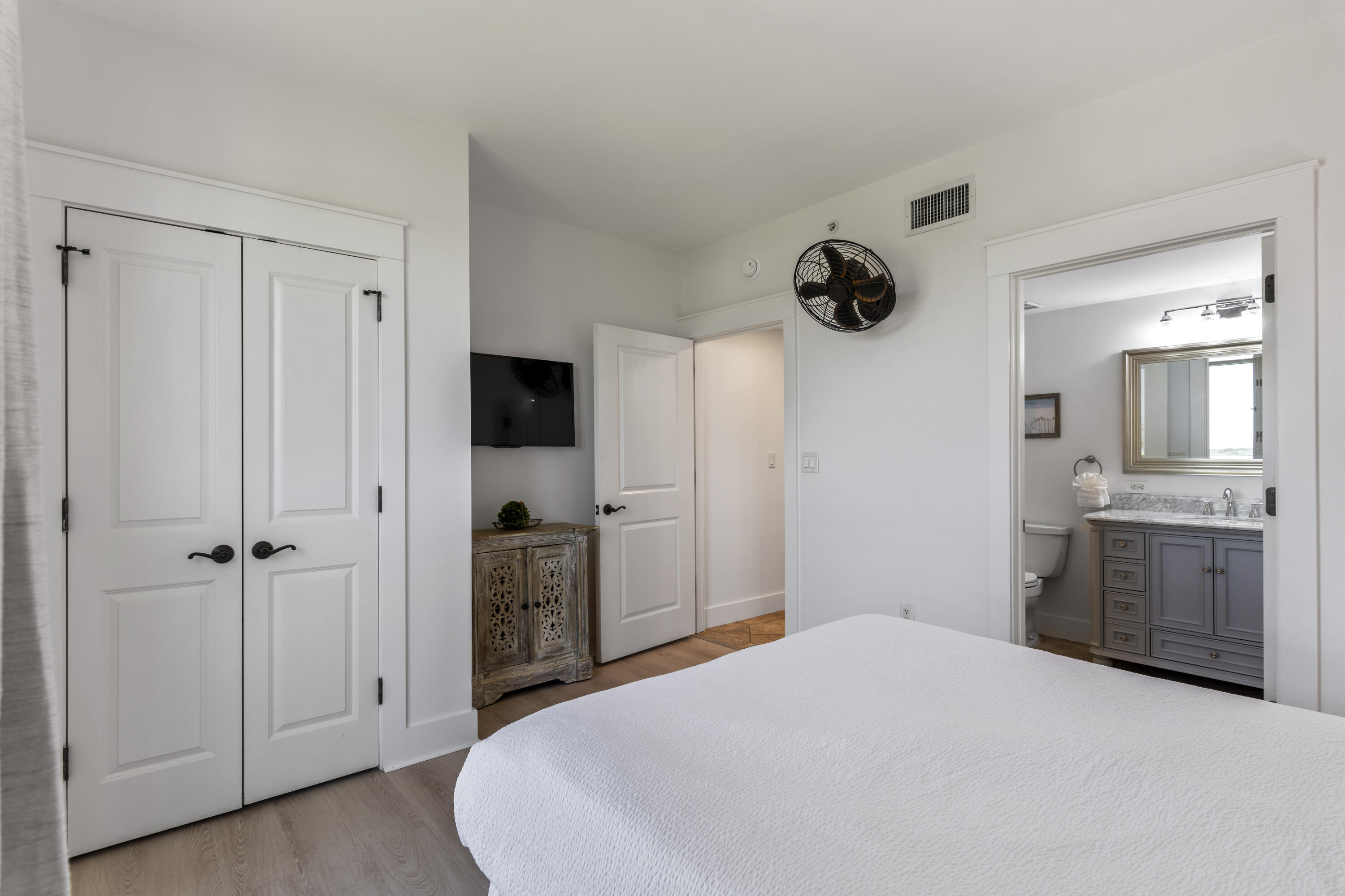 9100 Baytowne Wharf Boulevard, 550-551