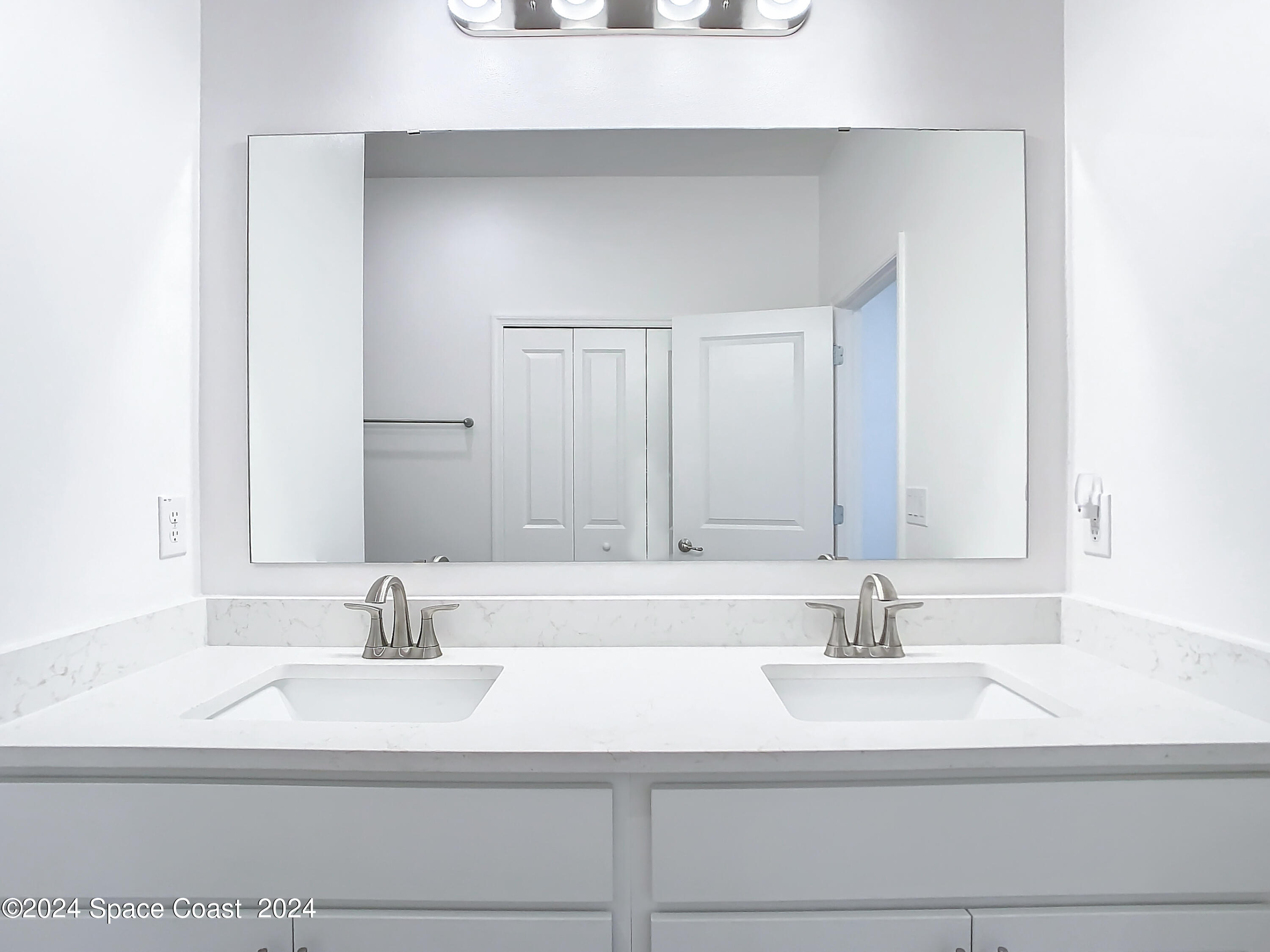 1035 Grantham Lane SE