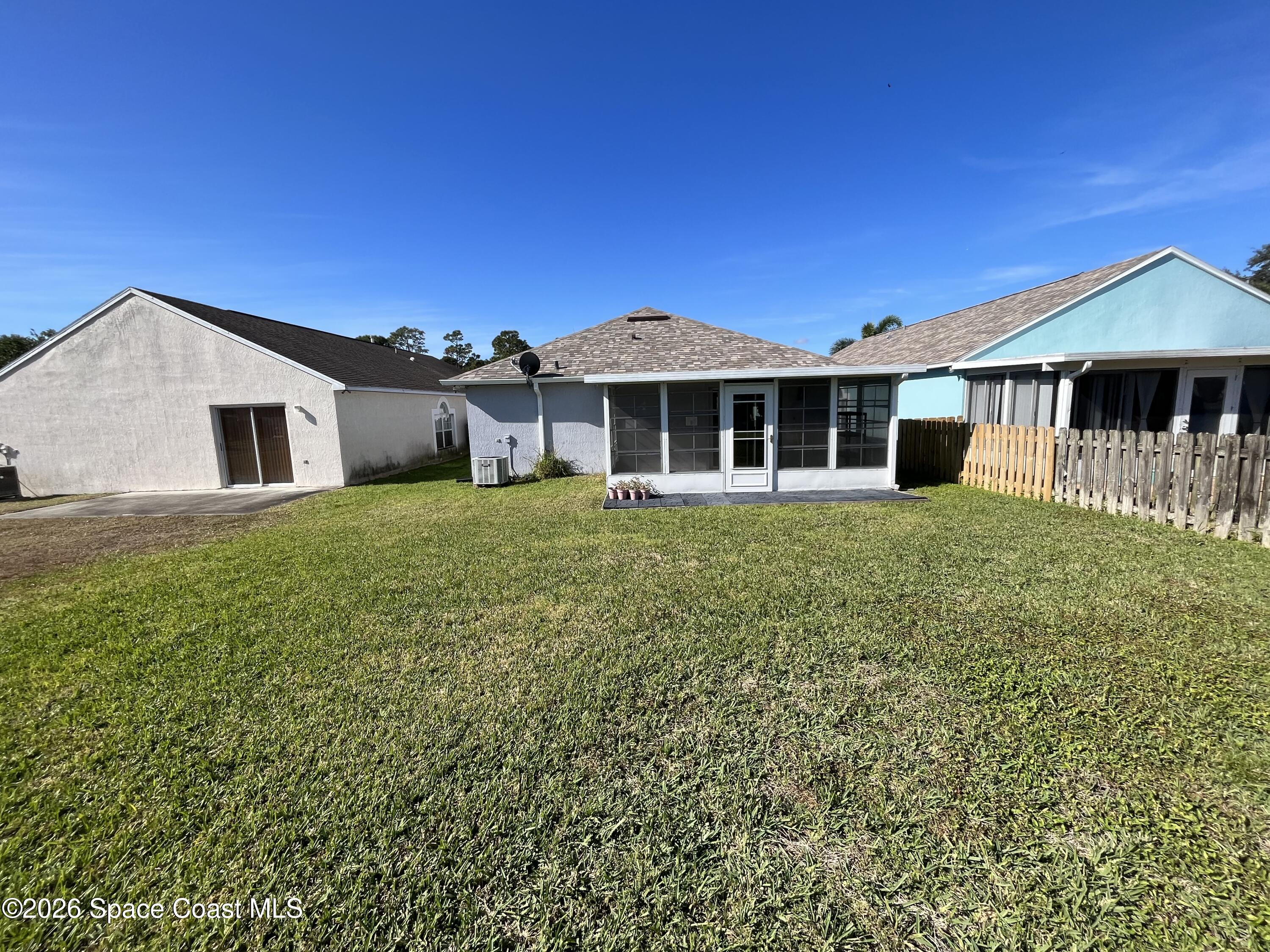 2226 Redwood Circle NE