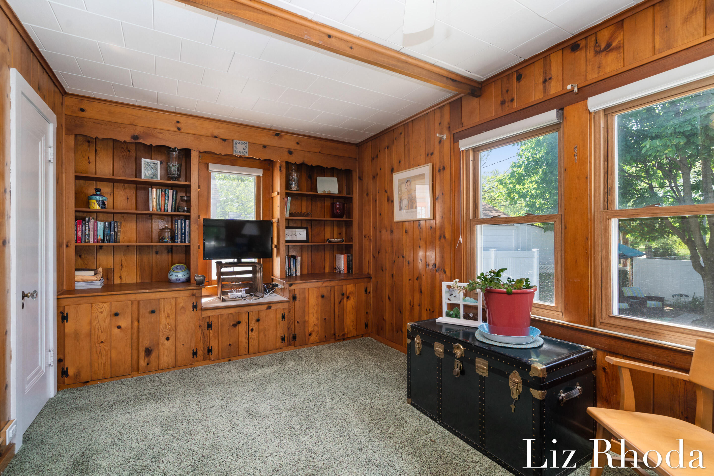 832 Dorroll Street NE