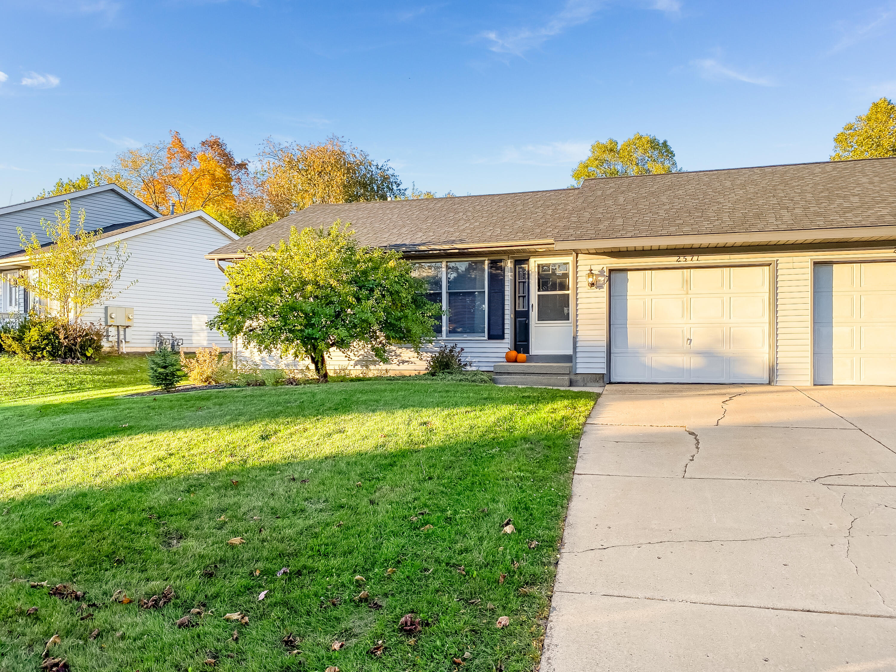 2571-2573 Woodmeadow Drive SE