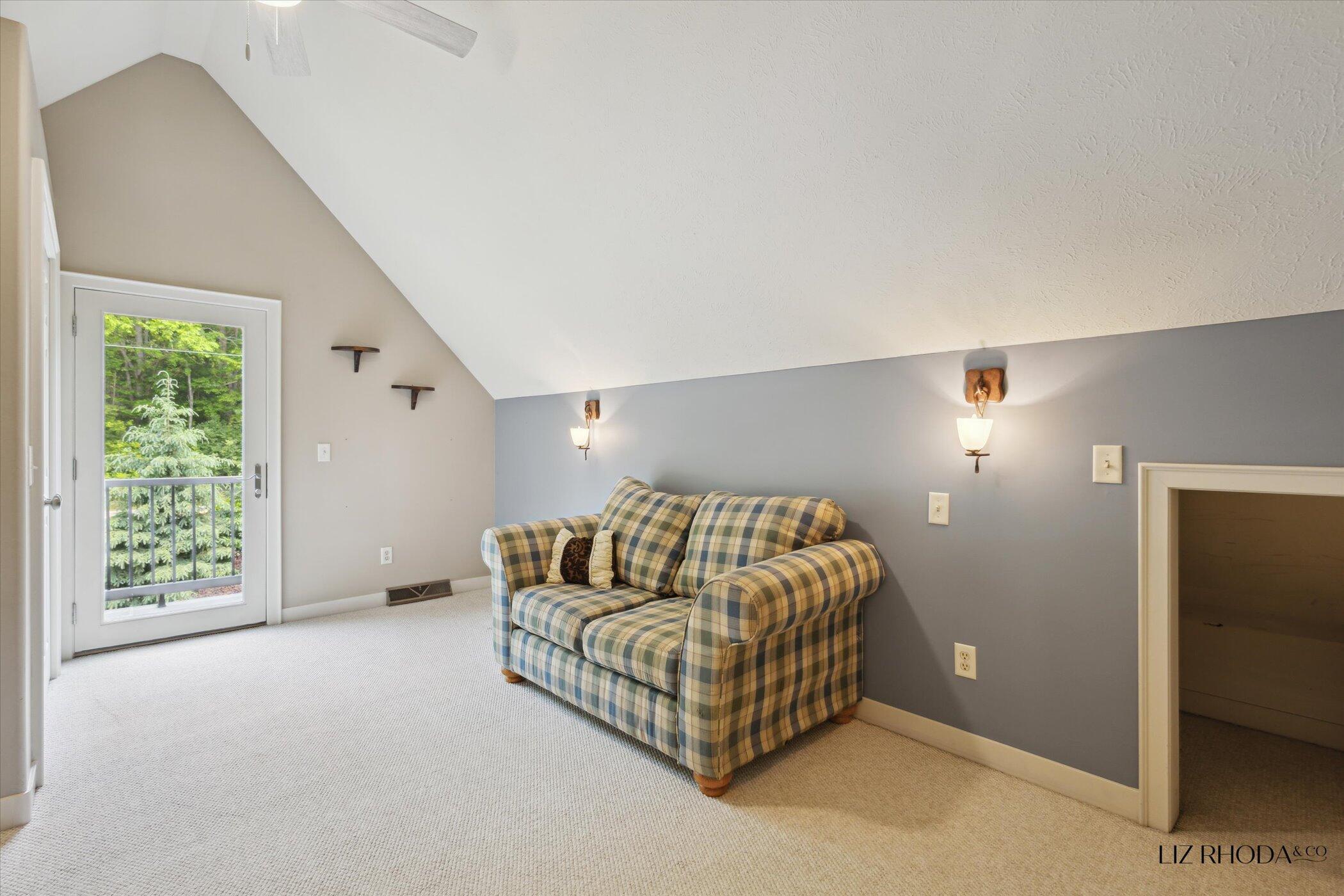 10058 Fulton Street E