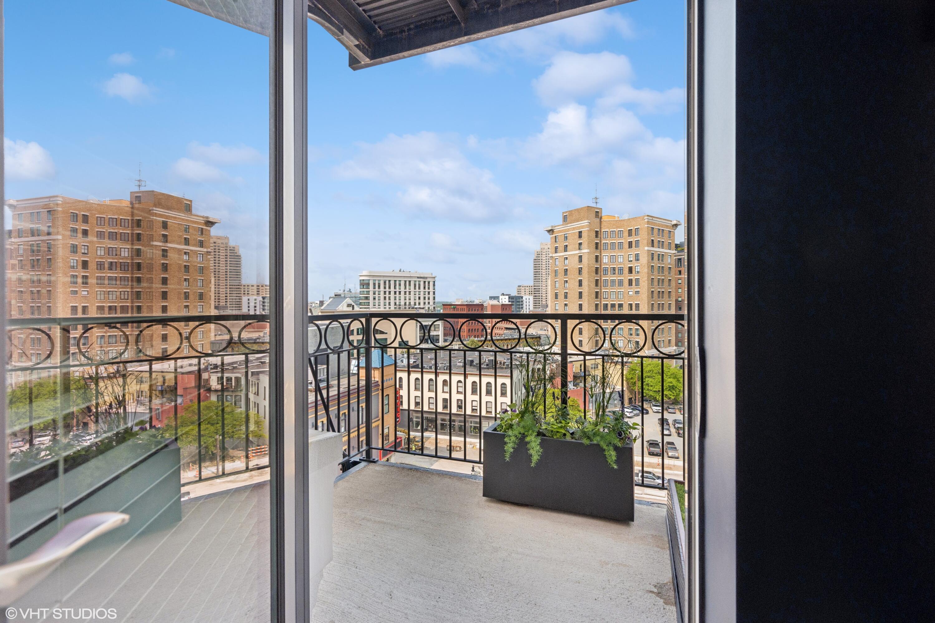 27 Library Street NE 803