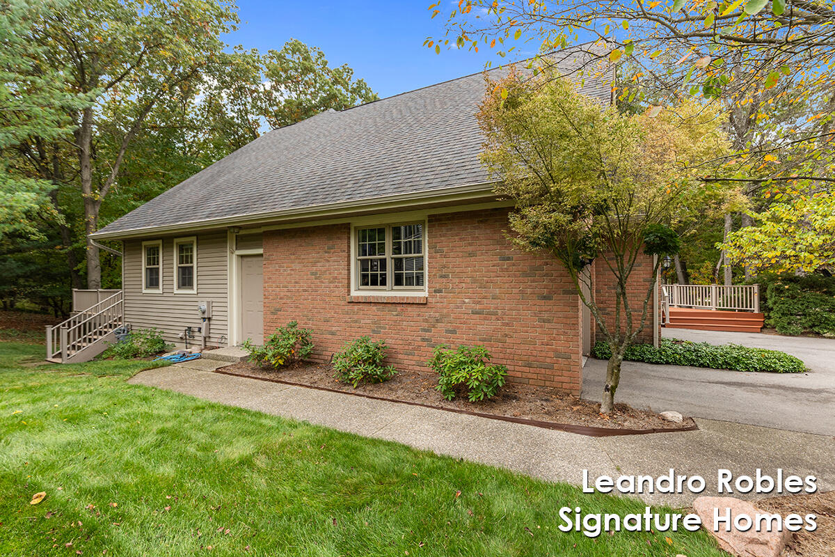 2875 Riverwoods Drive NE