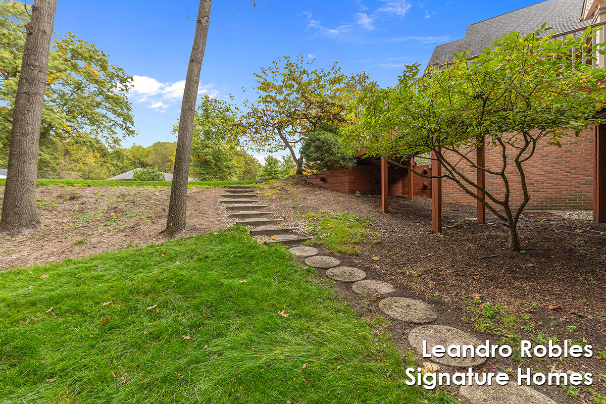 2875 Riverwoods Drive NE