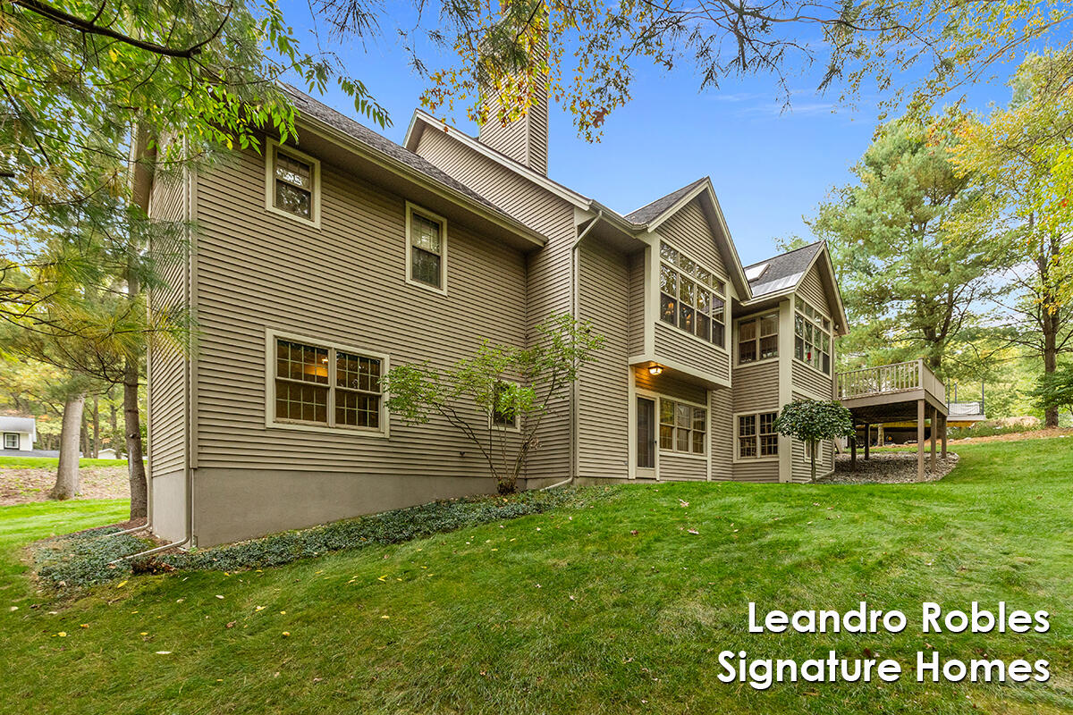 2875 Riverwoods Drive NE