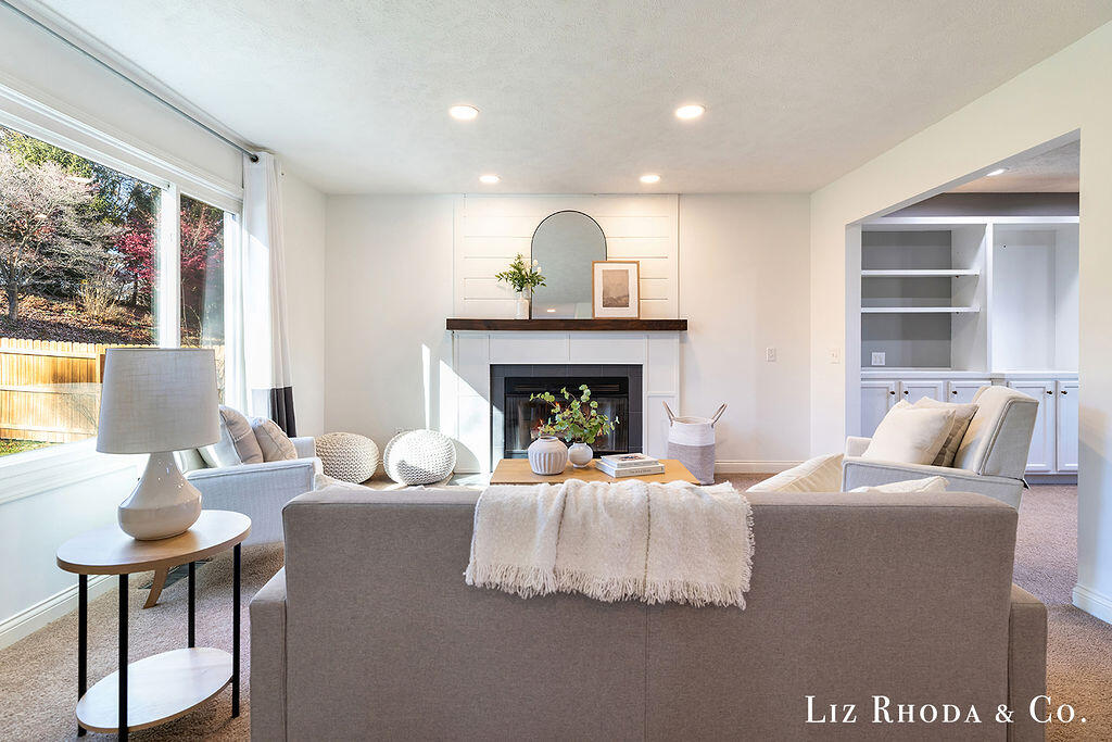 8275 Vista Royale Lane NE