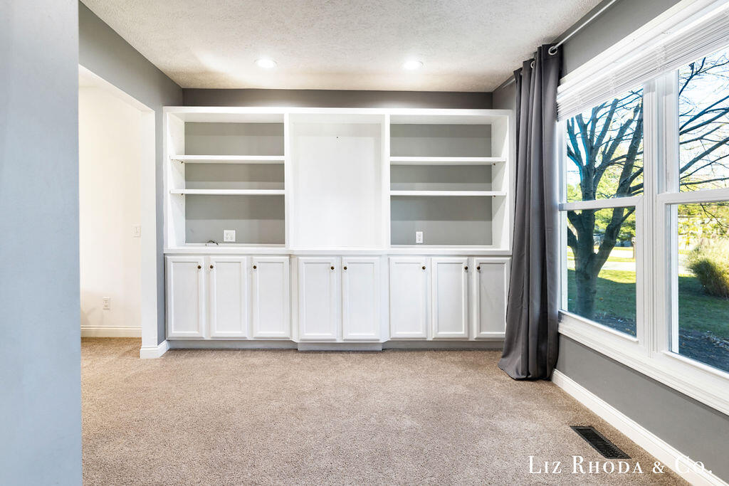 8275 Vista Royale Lane NE