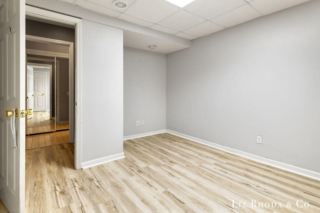 8275 Vista Royale Lane NE