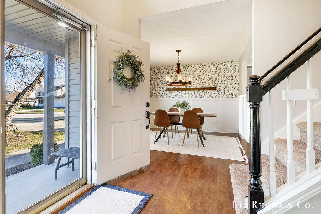 8275 Vista Royale Lane NE