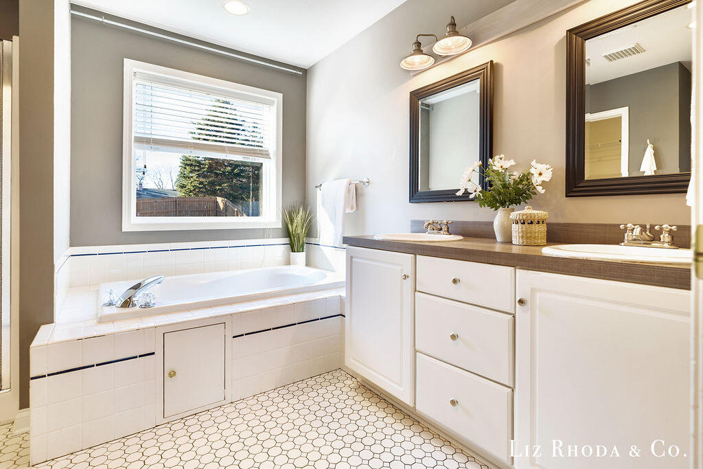 8275 Vista Royale Lane NE