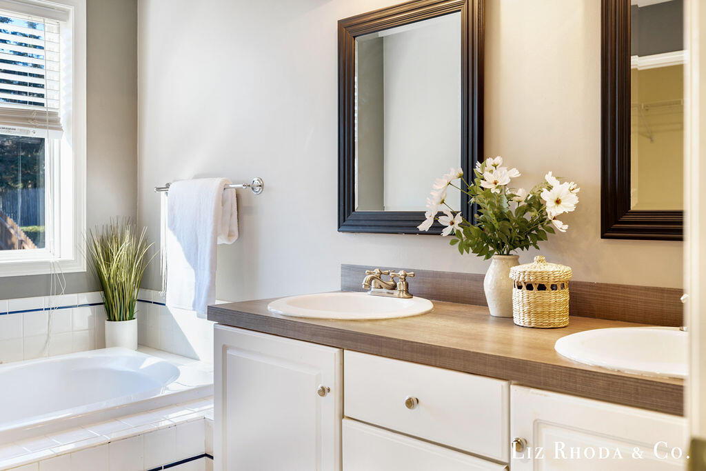 8275 Vista Royale Lane NE