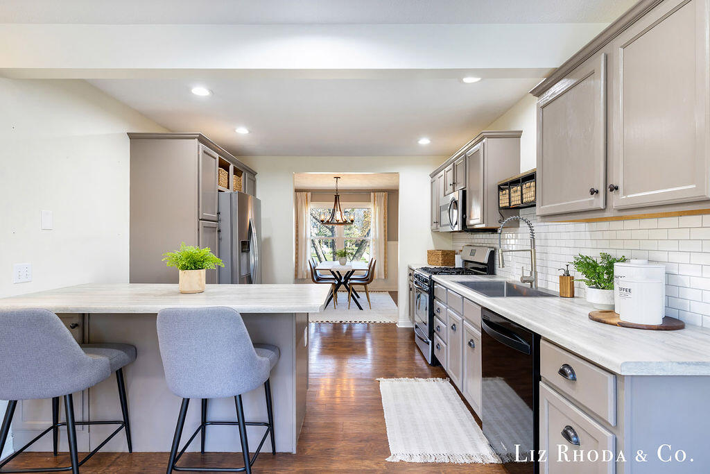 8275 Vista Royale Lane NE