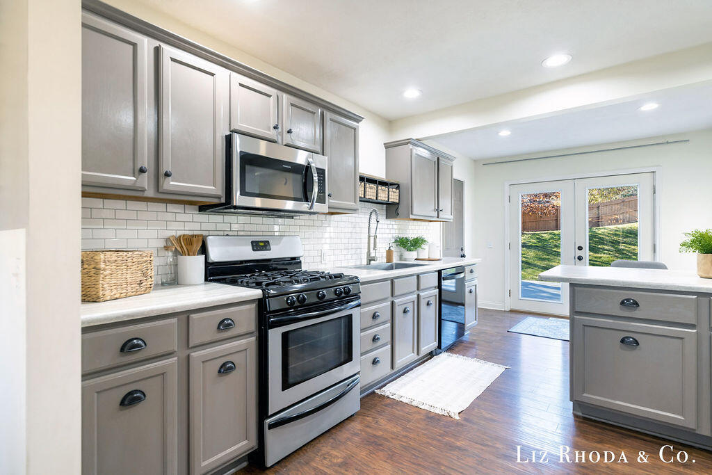 8275 Vista Royale Lane NE